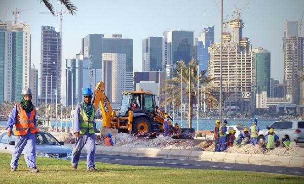 قطر تفرج عن بريطانيين اثنين تحريا عن العمالة الأجنبية