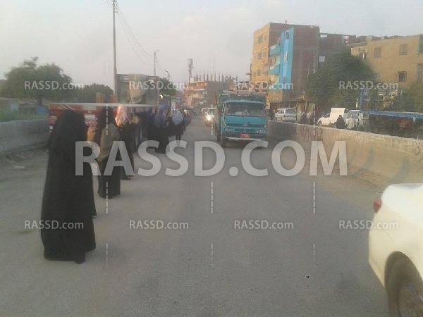 سلسلة بشرية لـ”نساء ضد الانقلاب” بالجيزة