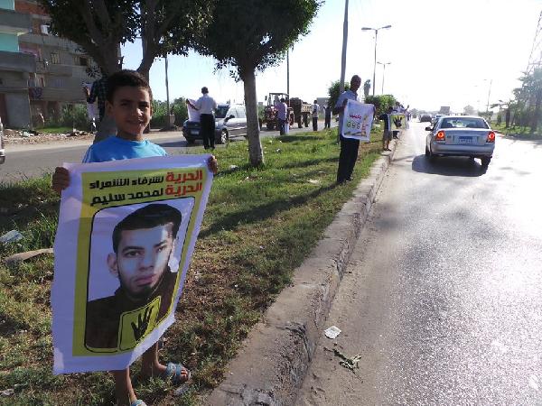 سلسلة بشرية لرافضي الانقلاب بقرية الشعراء في دمياط