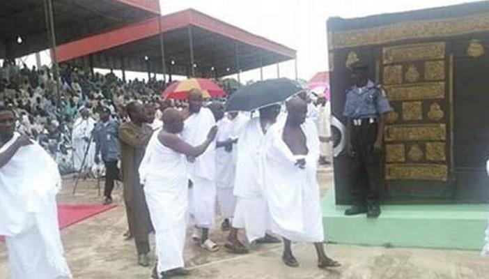 بالصور.. مسجد على شكل كعبه يطوف حوله مسلمو نيجيريا