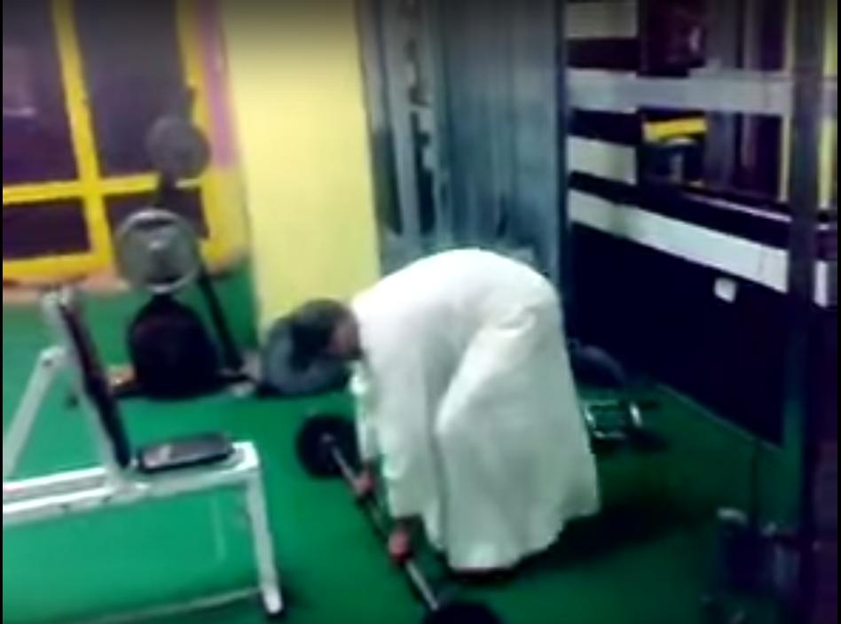 بالفيديو.. صعيدي يرفع الأثقال راقصًا على أغنية أجنبية