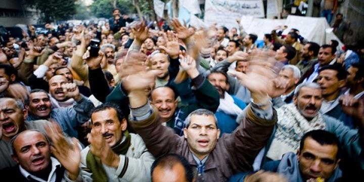 الانقلاب يلوح بفصل 5 مليون موظف حكومي وتشريد آلاف العمال