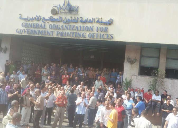 وقفة لعمال المطابع الأميرية بسبب تأخر صرف الأرباح