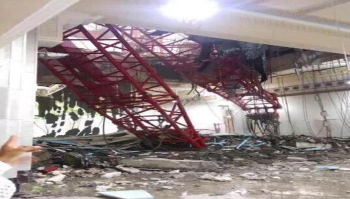 بالفيديو.. سقوط رافعة أخرى خارج نطاق الحرم المكي دون خسائر في الأرواح