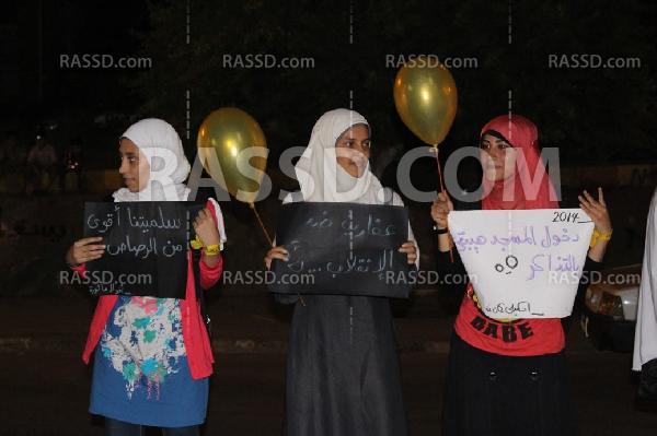 من أمام قاعات الأفراح..رافضوا الانقلاب يهتفون للـ”عرائس”