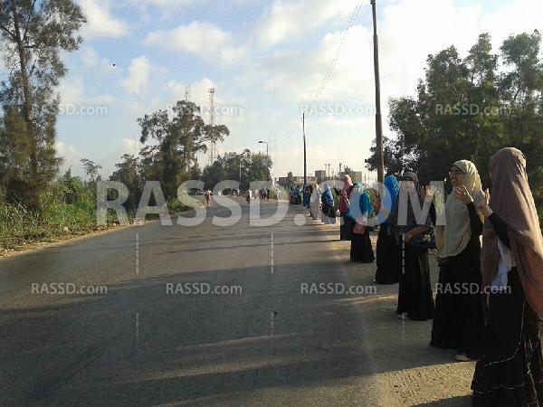 سلسة بشرية بدمياط في جمعة “مصر كبيرة عليهم”