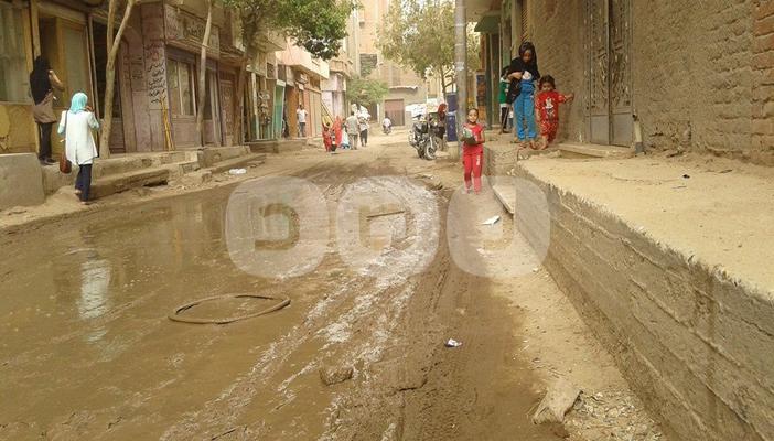 بالصور.. مياه الصرف الصحي تغرق شارع عبدالسلام عارف بمدينة سنورس
