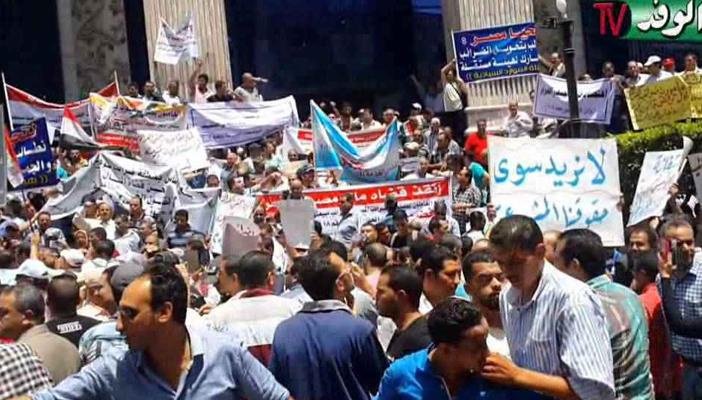 متظاهرو الفسطاط يرحبون باستقالة حكومة محلب