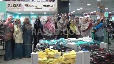 وقفة نسائية مفاجئة بمولات أسيوط ضد الإنقلاب