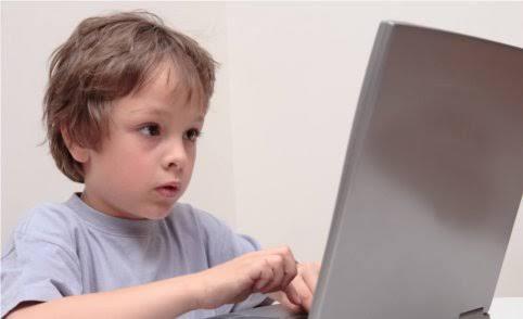 قضاء الطفل وقتًا طويلاً على “فيس بوك” يجعله أكثر جدلاً مع والديه