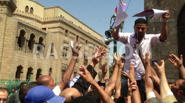 مؤيدو الانقلاب يتظاهرون أمام الجامع الازهر تأييدا للسيسي