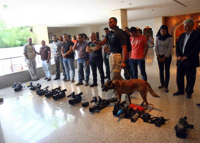 الصحفيون “غاضبون” بعد تفتيش الأمن الأمريكي “المهين” قبل لقاء كيري