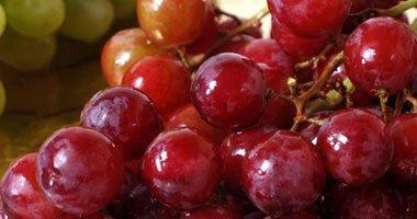 منها العنب الأحمر والتفاح.. أغذية تحد من أعراض الزهايمر