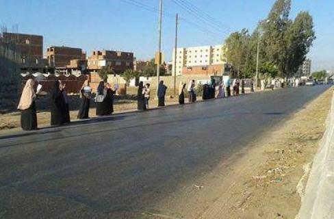 سلسلة بشرية نسائية بالسنطة تنديدُا بغلاء المعيشة