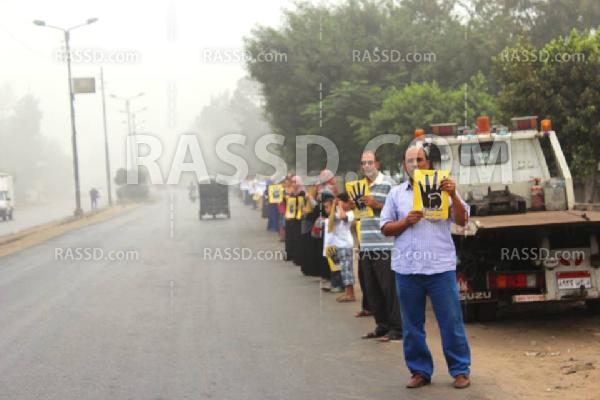 متظاهرون صهرجت يفاجئون المسافرين بسلسلة بشرية في7صباحاًً