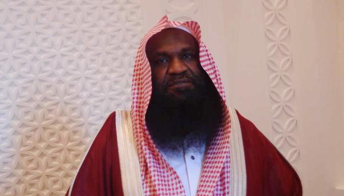 إمام الحرم السابق ساخرًا: ماذا لو رغبت الرافعة تقبيل الحجر الأسود؟!