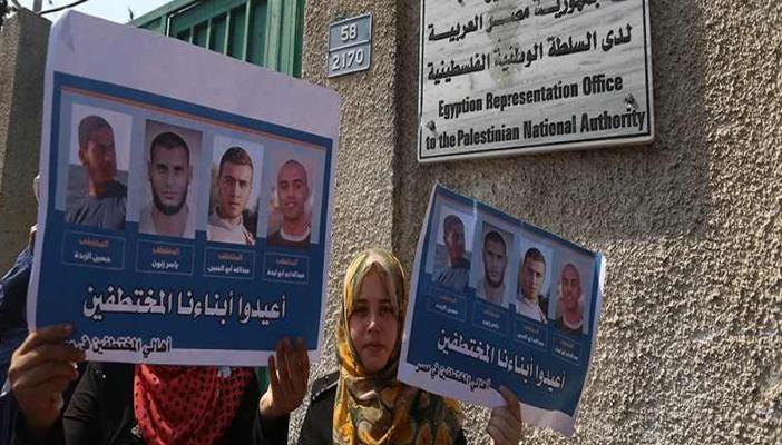 مصر تتنصّل من خطف الفلسطينيين الأربعة وتتهم “إسرائيل”