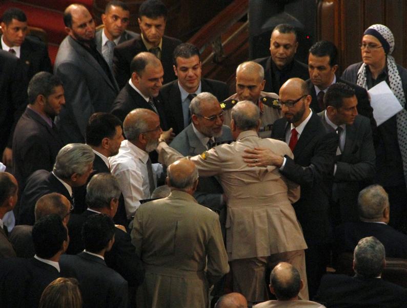 فرض الوصاية.. كيف يشبه المجلس العسكري الإخوان!