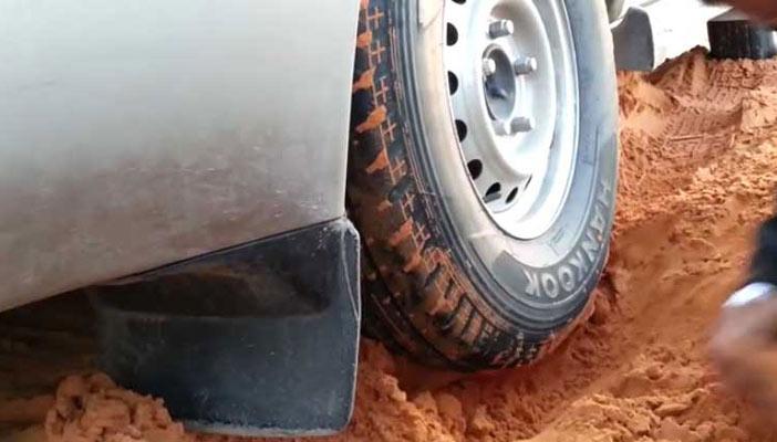 بالفيديو.. شاهد كيف تقوم بإخراج سياراتك من الرمال بطريقة ذكية