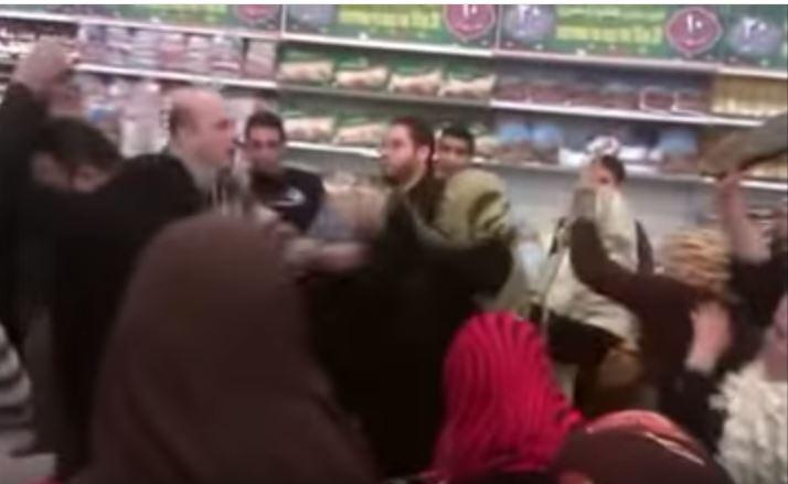 بالفيديو.. مشاجرة بالأحذية بين رجل وعدد من السيدات داخل “كارفور”