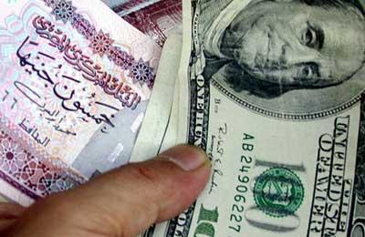 “السوق السوداء” تكذب “المركزي”..والدولار يسجل 7.15 جنيه