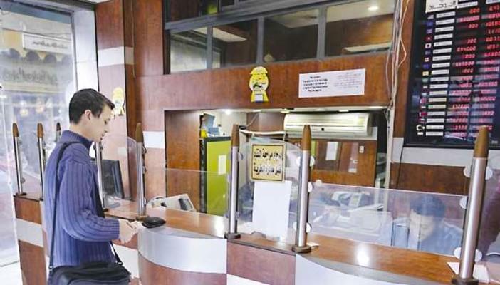 مصرفيون: أزمة الدولار تتفاقم وتصريحات رئيس الوزراء الجديد لم تؤثر