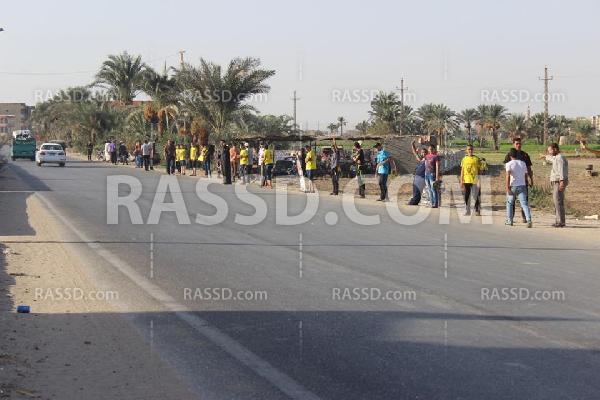 سلسلة بشرية لـ”ضنك” و”شباب ضد الانقلاب” بالفيوم