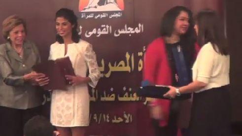 فيديو..المجلس القومي للمرأة يكرم الفنانة “روبي”