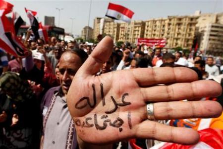 «الانقلاب» يغلق الباب أمام محدودي الدخل ..ويخشي غضب الكبار