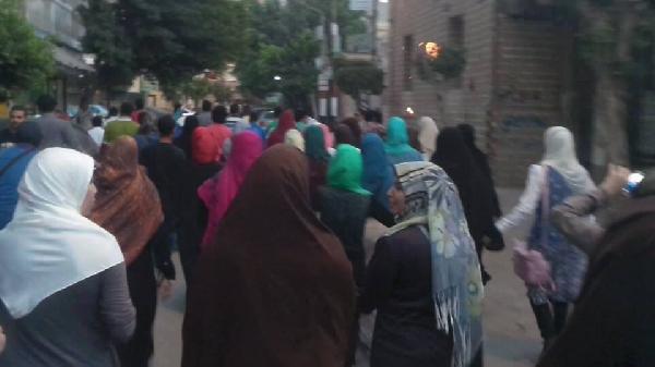 سلسلة بشرية في “المنصورة” رفضًا للانقلاب