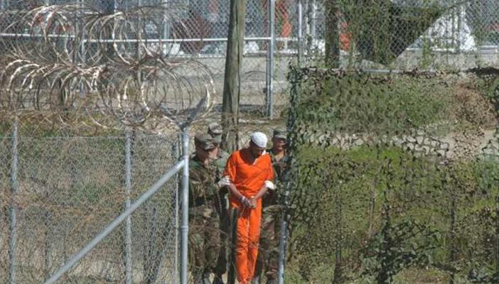 “سليت” الفرنسية: سجن يمني 13 عاما في جوانتانامو بسبب خطأ في “الترجمة”