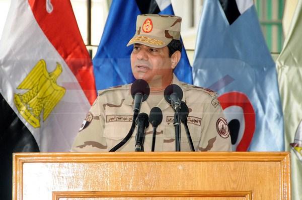 السيسي يتعهد بتدريب أي عدد من قوات “حفتر” بالقاهرة