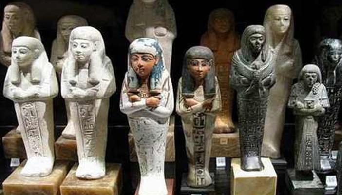 العثور على 8 تماثيل أثرية بخزينة مدرسة خاصة بالمطرية