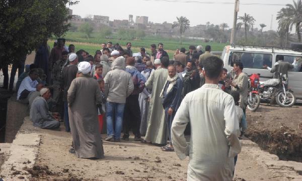 أهالي يقطعون طريق مصر أسوان لتضررهم من  انقطاع المياه