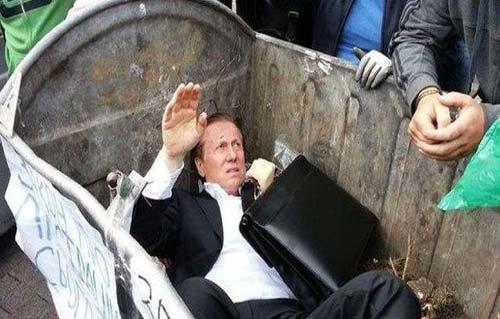 متظاهرون أوكرانيون يلقون عضو برلمان بحاوية قمامة