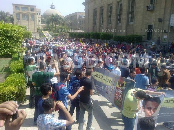 طلاب جامعة القاهرة يتظاهرن ضد الضبطية القضائية