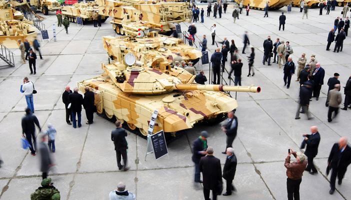 نيوزويك: بريطانيا تدعو أنظمة استبدادية لحضور أكبر معرض للأسلحة بالعالم