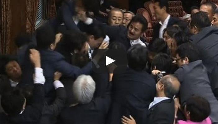 بالفيديو.. مشاجرة في البرلمان الياباني بسبب قانون يسمح بالقتال بالخارج