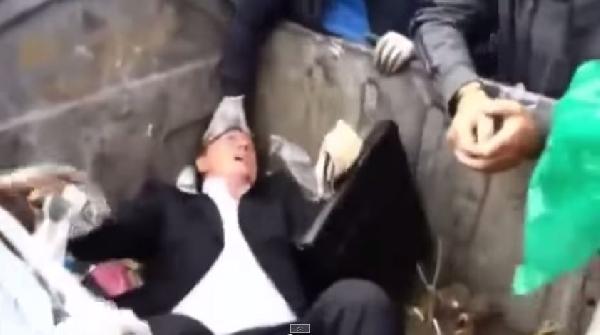 فيديو | متظاهرون أوكرانييون يلقون بنائبٍ برلماني في صندوق قمامة