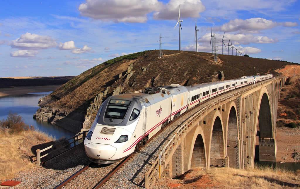 سائق قطار يترك الركاب وسط الطريق بسبب انتهاء موعد دوامه