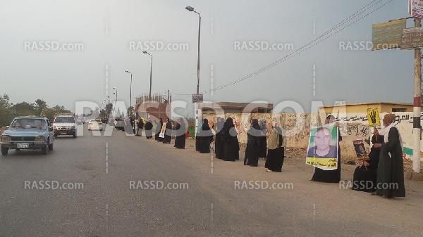 سلسلة بشرية في مسقط رأس “مرسي” تطالب بعودته