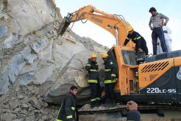 سقوط صخور بالعاصمة المقدسة.. والدفاع المدني السعودي يتابع فرق الإنقاذ