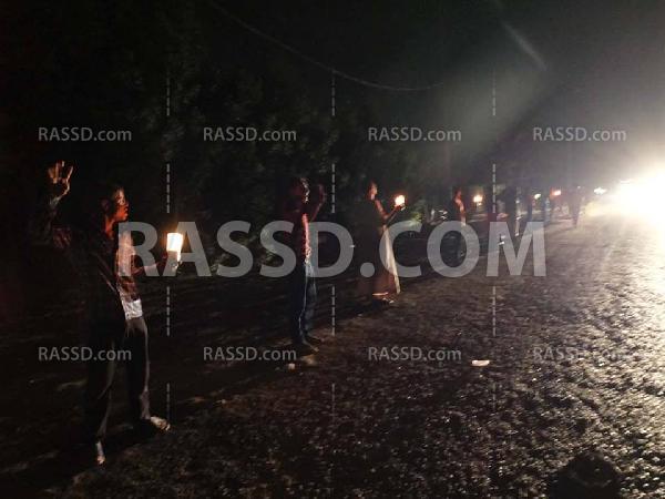 سلسلة بشرية لـ “ضنك” على طريق الفيوم – القاهرة فجر اليوم