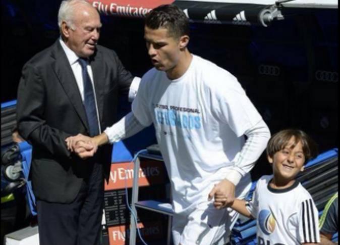 بالفيديو.. رونالدو يصطحب الطفل اللاجئ “زياد” في مباراة فريقه مع غرناطة