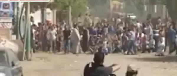 فيديو.. الأمن يطلق النار والغاز على أطفال بـ «ناهيا»