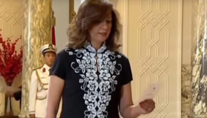 بالفيديو.. أحمد موسى: ملابس وزيرة الهجرة غير لائقة لحلف اليمن