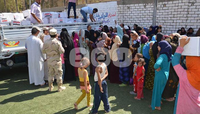 الجيش يوزع 400 كرتونة على فقراء بني سويف والأهالي: مش كفاية