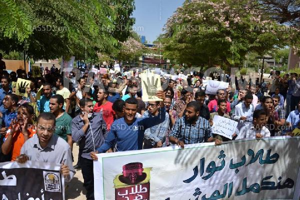 مسيرة حاشدة بجامعة أسيوط ضد الضبطية العسكرية