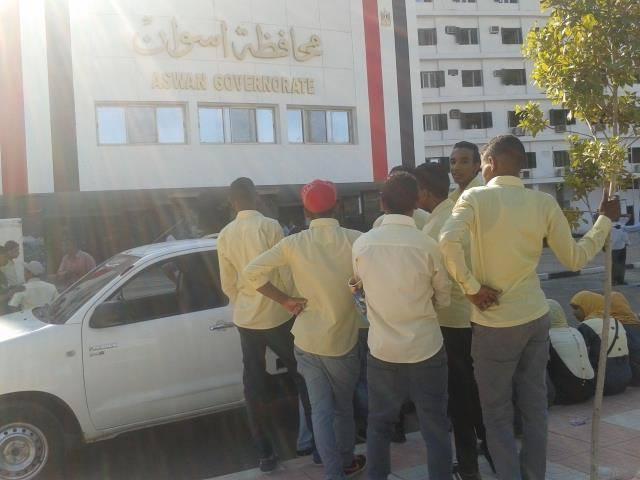 طلاب الثانوية التجارية بأسوان يحتجون على نقلهم