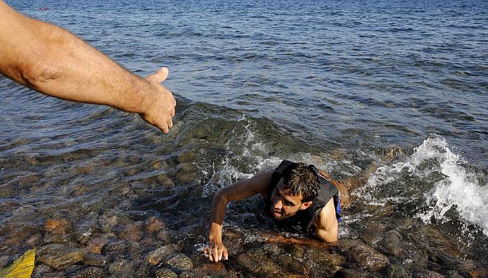 صحيفة “ديلي تليجراف”: كيف تحول طبيب سوري إلى مهرّب للبشر؟